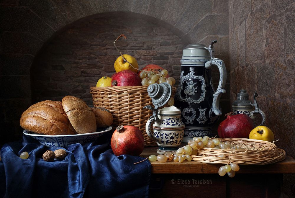 С кружкой эля и фруктами