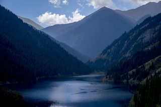 Нижний Кольсай находится на высоте 1818 метров над уровнем моря