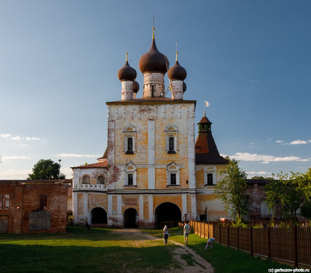 И монастырь и крепость