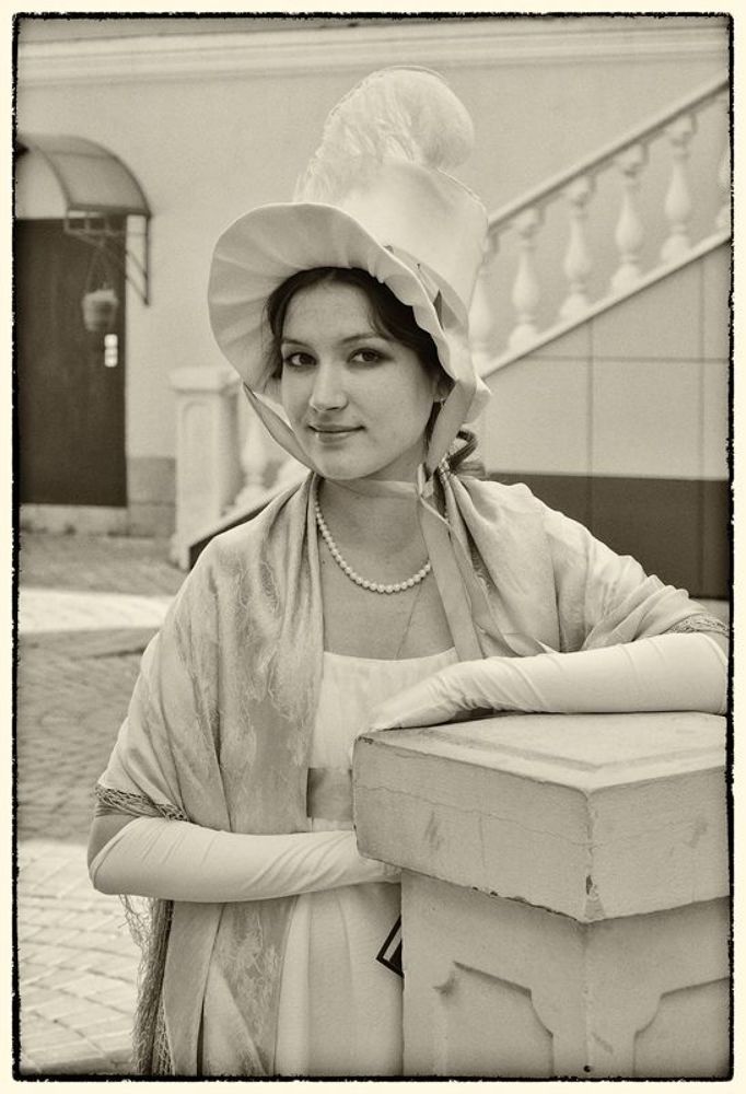 Она о жизни размышляла И о любви стихи читала...
