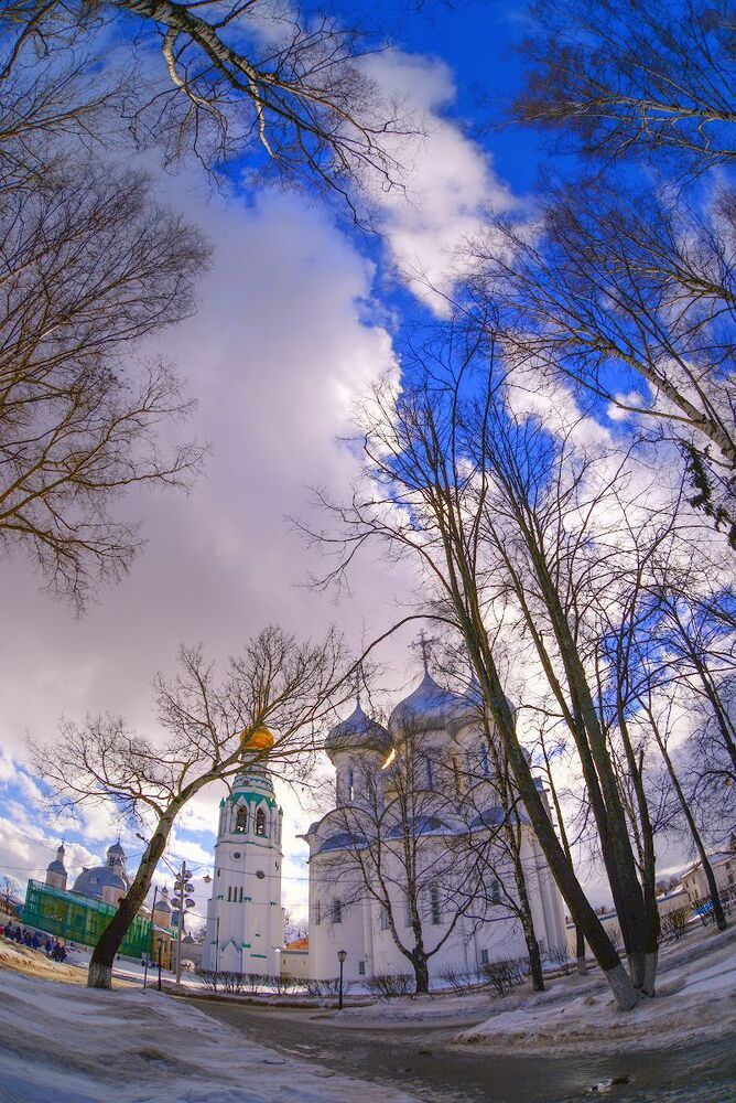 Под голубыми небесами