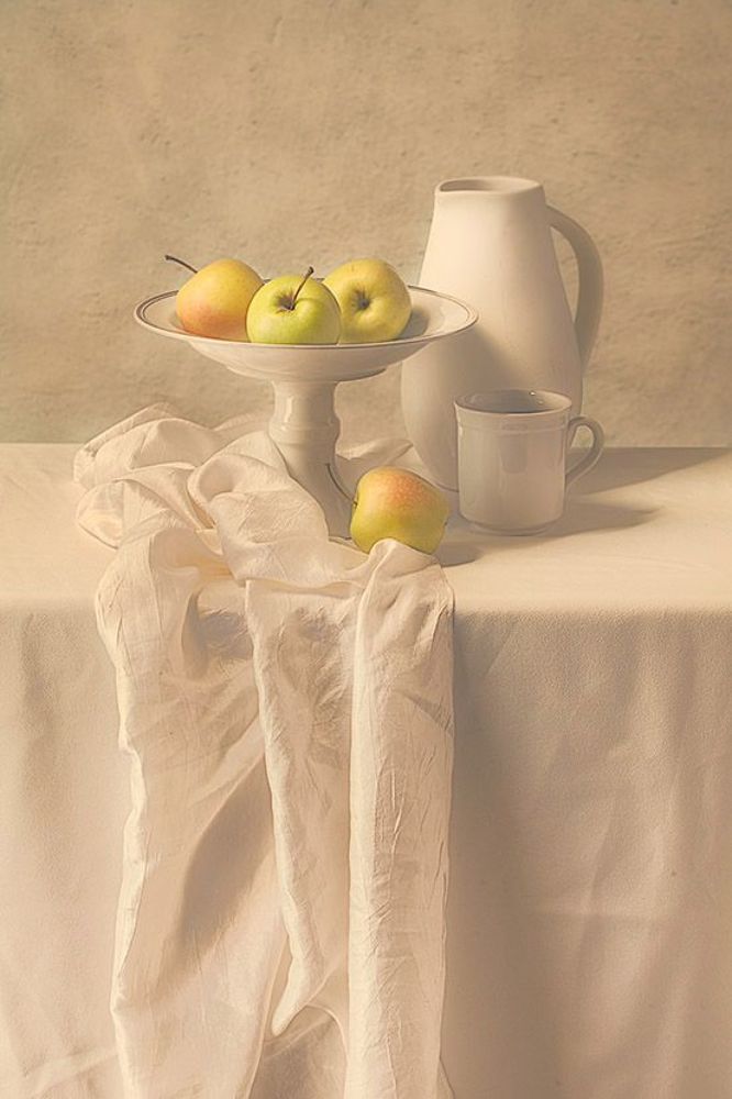 apples in white