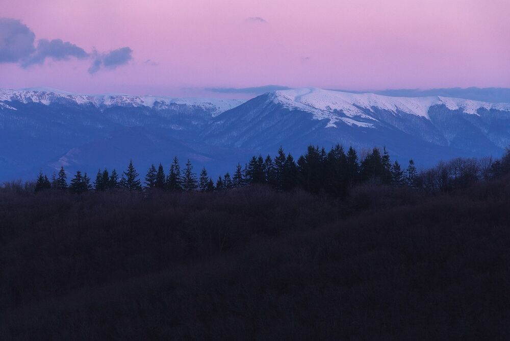 Посёлок Научный, вид на главную гряду Крымских гор.