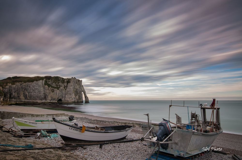 Les barques des p&ecirc;cheurs attendent le d&eacute;part &agrave; Etretat