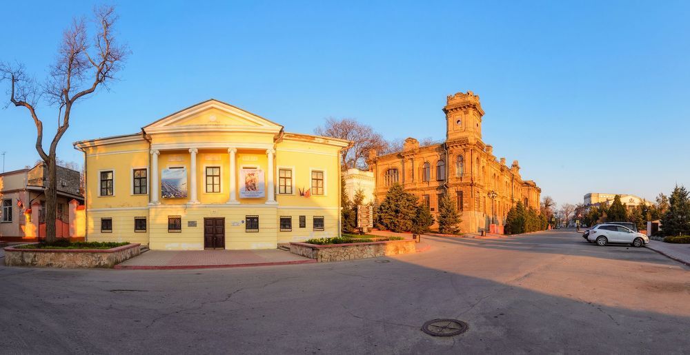 Школа-гимназия №2 им. В.Г. Короленко. Картинная галерея Восточно-Крымского Историко-Культурного музея-заповедника.