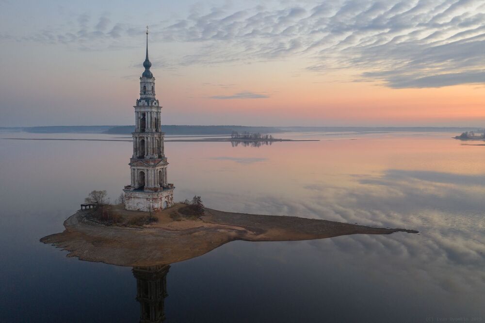 Утро у калязинской колокольни