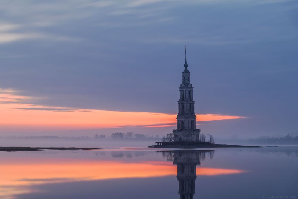 Утро у калязинской колокольни