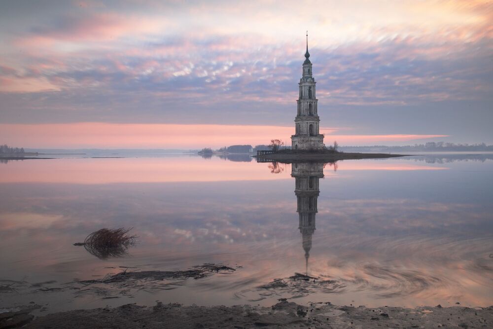 Утро у калязинской колокольни
