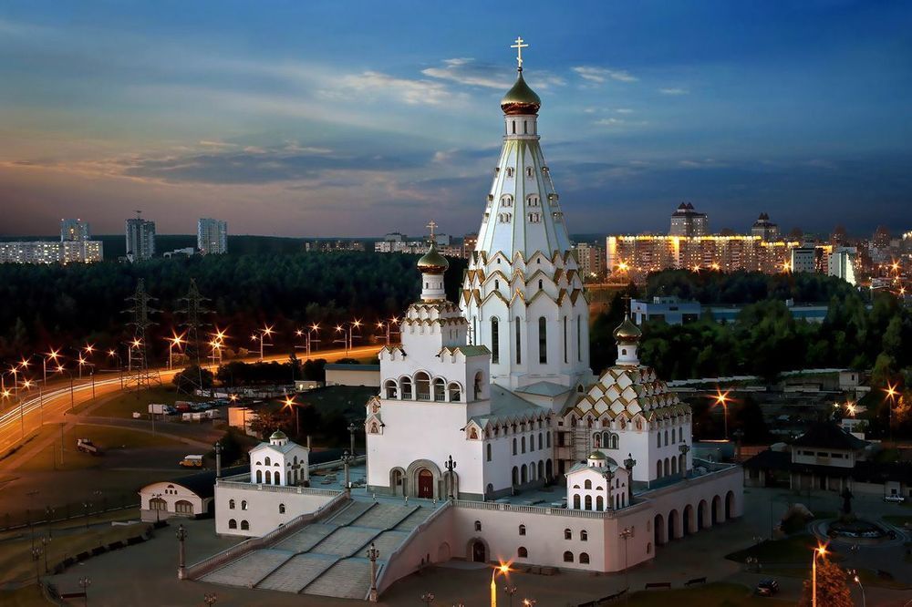 Храм-памятник в честь Всех Святых и в память о жертвах, спасению Отечества нашего послуживших. Второй по высоте в СНГ после Храма Христа Спасителя &ndash; 74 метра.