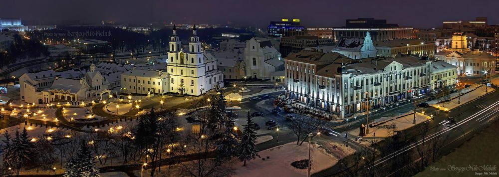 Верхний город.  Upper Town. На рубеже XV-XVI веков в Минске давно назрела необходимость в создании нового центра, но из-за постоянных войн у властей не доходили до этого руки. Все решилось &laquo;благодаря&raquo; пожару 1547 г. в результате которого выгорел почти весь город - место для нового центра было расчищено. Верхний город начал формироваться после постройки ратуши. Со временем превратился в административный, торговый и культурный центр Минска, архитектурной доминантой которого являлись силуэты культовых сооружений многочисленных монашеских орденов, придавая неповторимый барочный облик городу.