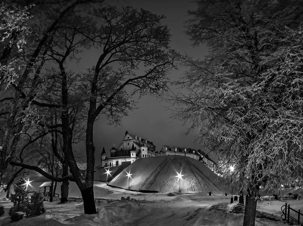 НЕСВИЖ &ndash; самый молодой из легендарных городов эпохи позднего средневековья. Однако это не помешало ему вписать рукой своих хозяев  одну из самых ярких страниц в историю Беларуси.  Впервые упоминается в 1446 г.   С 1533 до 1939 года являлся родовым гнездом самых известных и могущественных магнатов ВКЛ - князей Радзивиллов, как выражались о них в те времена &ndash; некоронованных королей.