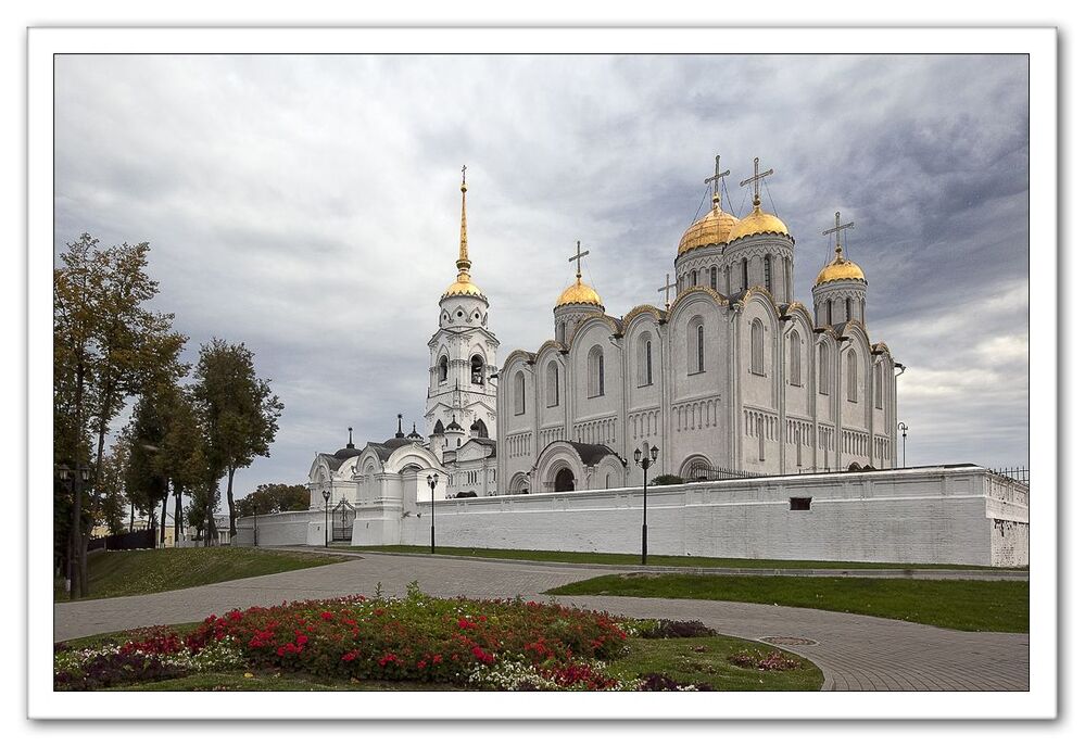 Успенский собор... еще один из старейших храмов... был заложен в 1158 году, одновременно с возведением стен Нового города с Золотыми воротами. Владимирский князь Андрей Боголюбский, задумавший большие перемены в городе, претендовавшем на то, чтобы стать новой столицей, решил украсить свой новый детинец истинным шедевром, на строительство которого были приглашены мастера из Киева и Поднепровья, и даже архитекторы, присланные Фридрихом Барбароссой. В 1160 году собор был закончен