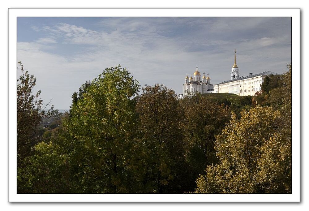 Тем более, что оттуда открывается такой вид...на холм и Успенский собор...