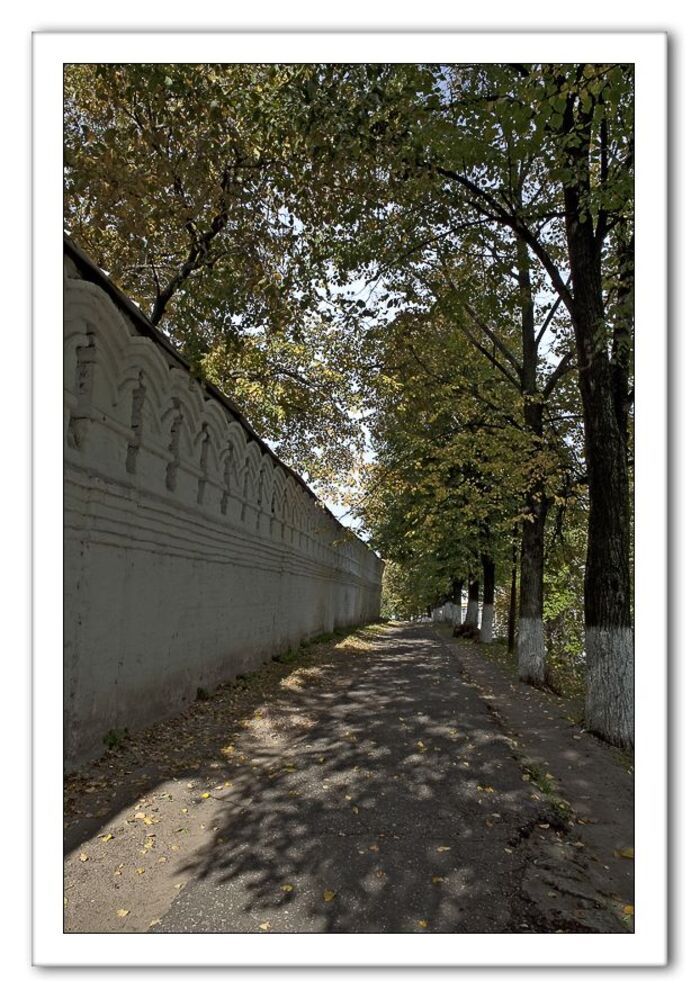 По пути на обед в гостиницу.... аллея у стены Рождественского монастыря...
