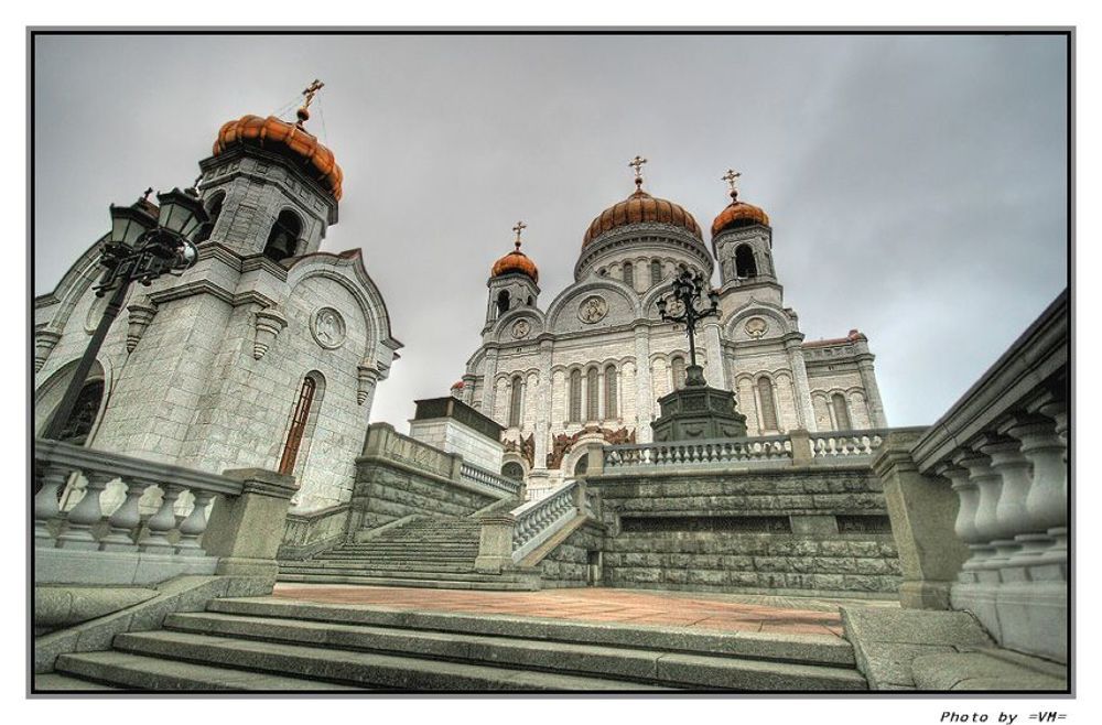 В нем есть всё.........и мраморные лифты и трапезные, которые здавались "своим" в аренду и ясен павлик - подземная парковка (комерсантам можно договориться о машиноместе)....