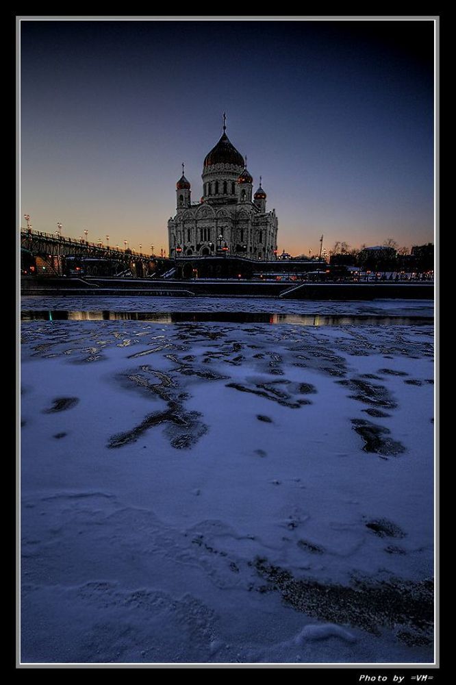 Так и стоит это изваяние - странное и холодное......
