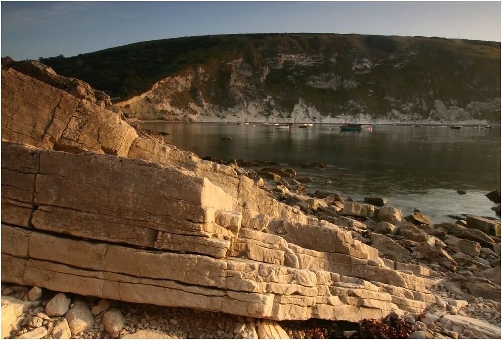 West Lulworth находится в трех часах от Лондона на поезде. На фото фрагмент береговой линии Lulworth Cove. Удивляет разнообразие ландшафта на всем протяжении этой бухты.