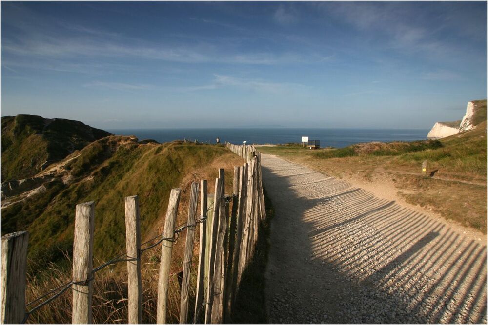 Спуск к океану в некоторых местах огорожен. Последние 100 метров до Durdle Door