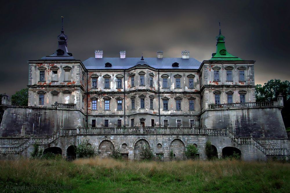 Замок-дворец в д. Пидгирци, 1635-1640 гг., Львовская область В 1630 г. новый владелец села Подгорцы - один из самых богатых магнатов Речи Посполитой коронный гетман Станислав Концепольский, решил построить себе загородную резиденцию на месте старой крепости. Однако архитектор дворца Андреа дэль Аква задолго до появления Версаля построил такой эффектный дворец, который сразу затмил своей роскошью и красотой все магнатские резиденции Речи Посполитой. Это была уже не летняя вилла, а настоящий ночной клуб, настолько понравившийся европейской знати, что пышные празднества, буйные пиры и балы не прекращались здесь неделями, и в конце концов привели последующего хозяина Вацлава Живуского к разорению. На первый взгляд дворец не лишен и оборонной мощи &ndash; крепостные стены с бастионами, глубокие рвы - но это всего лишь декоративные элементы, придающие дворцу дополнительную романтическую окраску. По легенде именно Подгорецкий замок так сильно впечатлил Петра I, что вскоре тот построил и себе подобное заведение &ndash; всемирно известный Петродворец!