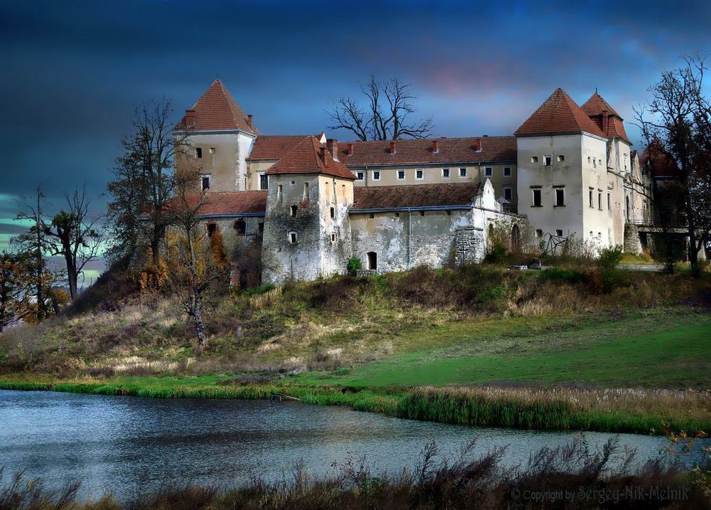 Замок в д. Свирж, 1530 г., Львовская область  Окруженный с трех сторон озерами, на живописном холме с символическим названием Бэлз, стоит небольшой и уютный замок в стиле ренессанс, построенный в 1530 г. шляхтичами Свиржскими. В 1648-54 гг. замок неоднократно захватывали казацкие войска Богдана Хмельницкого, но уже в 1672 и 1675 годах замок выдержал турецкую осаду. В XVII веке новый владелец граф Александр Цетнер проводит масштабную реконструкцию и замок приобретает черты барокко.