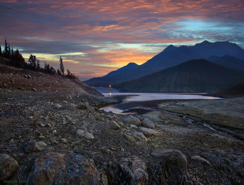 Фото Крым, Изобильненское водохранилище рядом с Алуштой и гора Бабуган-Яйла. Изобильненское водохранилище - является самым глубоким на всем Крымском полуострове, а окружающие пейзажи пленят своей живописностью. Его глубина, местами, доходит до 70 метров. Построили его в 1979 году &ndash; чтобы обеспечить водой Большую Алушту