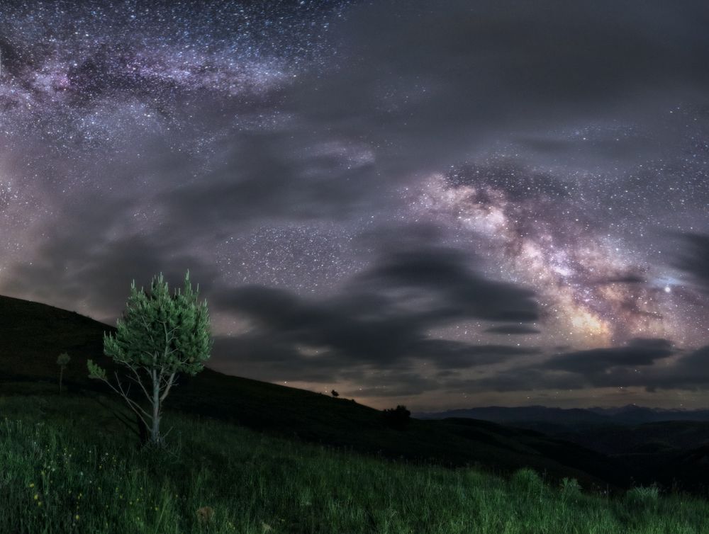 Приэльбрусье, Республика Кабардино-Балкария. Nikon D800 + Sigma 14mm F1,8 Art (F 1,8, 30 s, ISO 4000, панорама из 4-х вертикальных кадров).