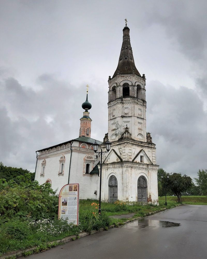 Суздаль. Никольская церковь из ансамбля с Христорождественской церковью Суздаля.

Церковь Святителя и Чудотворца Мирликийского Николая или Никольская церковь &mdash; летняя церковь, расположенная у крепостного вала в юго-восточной части Суздальского кремля.
В первый раз эта церковь упоминается в описи города Суздаля 1617 года. Находящиеся поблизости Никольские проездные ворота позволяют предполагать, что Никольская церковь стояла на этом месте и до пожара. &laquo;У Никольскихъ воротъ церковь Николы Чудотворца древяна вверхъ&raquo;, записано в описи, &laquo;церковь съ трапезою клетцки Петра и Павла строение приходныхъ людей, а служитъ попъ Федоръ Лукинъ, дьяконъ Иванъ Федоровъ&raquo;.
Деревянные церкви существовали до 1719 года; а в этом году, во время бывшего в Суздале пожаре, сгорели, и, вместо них, первоначально была построена каменная церковь с престолом Святителя и Чудотворца Николая, в 1719 г.

Никольская церковь &mdash; один из первых храмов, построенных после большого городского пожара 1719 г.
Церковь имеет типичную для посадского храма устройство и состоит из основного объёма, колокольни и соединяющей их трапезной. Перспективный портал и резные оконные наличники служат простым и изящным украшением гладкой стены основного объёма-четверика. Верхняя часть четверика окаймлена широким карнизом из мелких кокошников. Венчает храм луковичная главка, опирающаяся на тонкий барабан с двумя аркатурными поясами. Вероятно, первоначально храм был пятиглавым.
Колокольня построена одновременно с холодной Никольской церковью. Колокольня в виде восьмерика на четверике по форме повторяет деревянные шатровые храмы. Четверик украшен фронтонами, а по его углам у основания восьмерика установлены небольшие шатровые башенки. Грани восьмерика украшены тремя ярусами ниш разной формы. Полукруглые ниши нижнего яруса повторяют ряд кокошников основного объёма, а над ярусом ширинок расположен ярус из барочных восьмигранных ниш. Ярус звона обрамлён двумя зубчатыми карнизами и лентами из изразцов, арочные проёмы звона отделены рустованными столбами, а верхняя его часть украшена миниатюрными башенками с крестами, сходные с башенками четверика. Венчает сооружение шатёр вогнутой формы с тремя рядами круглых и пятиугольных слухов и маленькая шлемовидная главка.