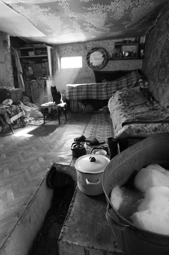 все как в обычном доме и даже вид из окна на лес, вот только жить тут больше пашка не хочет...