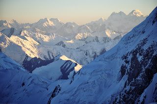 Вид на юг с третьего лагеря (6100) классического маршрута на пик Ленина, вблизи вершины Раздельной.