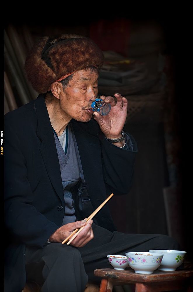 场镇上的老人