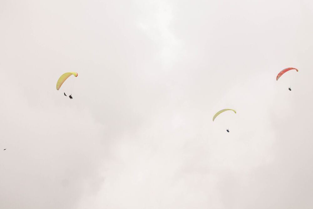 Парапланеристы..