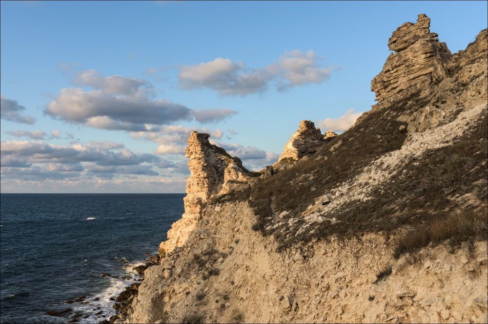 Джангульские истуканы в лучах неяркого заката