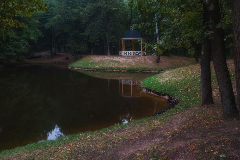 Раннее утро в парке последнего летнего дня