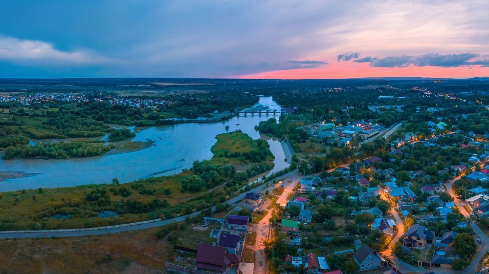 Река Кубань и пригороды города.