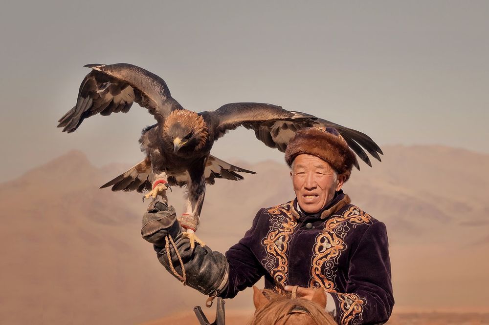 Монголия. Фестиваль Золотого орла (&laquo;Golden Еagle festival&raquo;), который собирает большое количество охотников с орлами-беркутами.