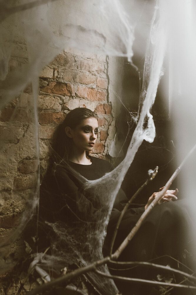 When she hit the web. She really wanted to get out, but the web did not let her go. Over time, a crown appeared that squeezed the head ... and she gradually got used to live and exist on this web ... Everyone who is born on the Web is part of it. Therefore, the fate of the universe is your fate too. Makeup Sheyanova Alexandra
@sasha.sheyanova Scenery Angelika Maralova @angelika_maralova Model Ksenia Yarovaya @stilinssskkiiiiii @afbm_models
