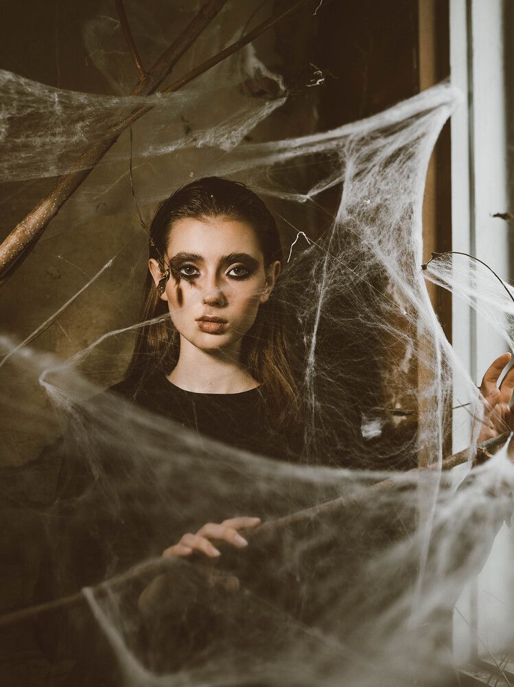 When she hit the web. She really wanted to get out, but the web did not let her go. Over time, a crown appeared that squeezed the head ... and she gradually got used to live and exist on this web ... Everyone who is born on the Web is part of it. Therefore, the fate of the universe is your fate too. Makeup Sheyanova Alexandra
@sasha.sheyanova Scenery Angelika Maralova @angelika_maralova Model Ksenia Yarovaya @stilinssskkiiiiii @afbm_models