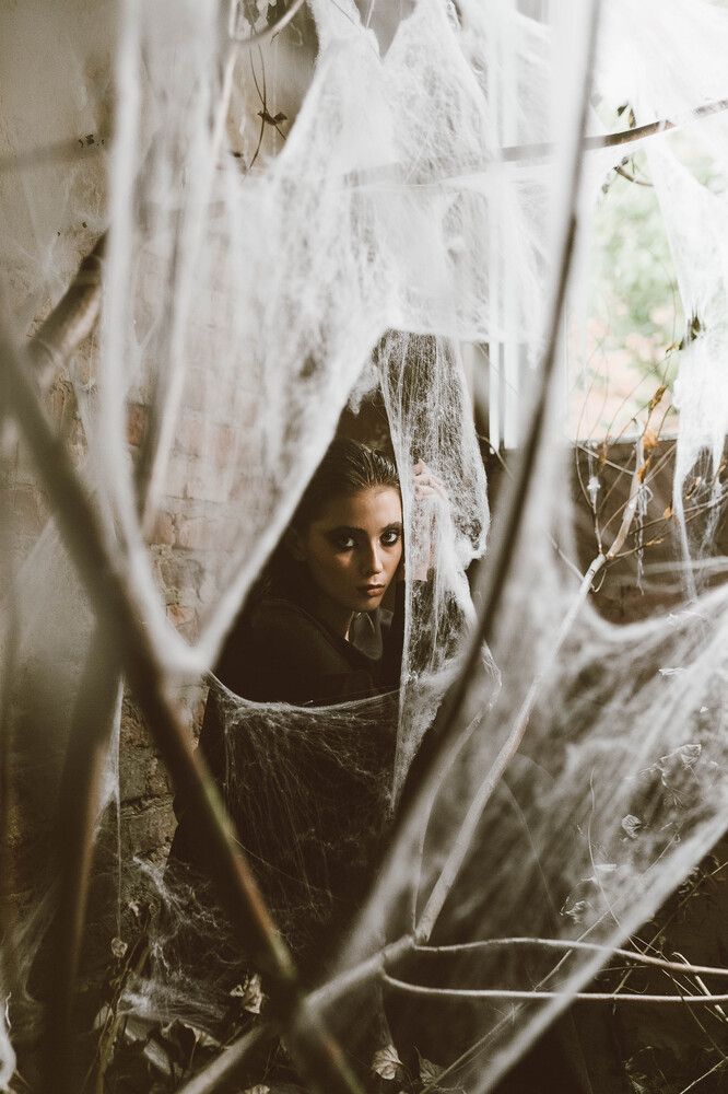 When she hit the web. She really wanted to get out, but the web did not let her go. Over time, a crown appeared that squeezed the head ... and she gradually got used to live and exist on this web ... Everyone who is born on the Web is part of it. Therefore, the fate of the universe is your fate too. Makeup Sheyanova Alexandra
@sasha.sheyanova Scenery Angelika Maralova @angelika_maralova Model Ksenia Yarovaya @stilinssskkiiiiii @afbm_models