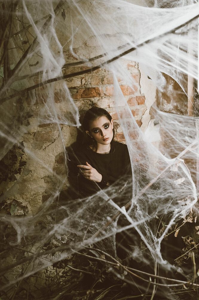 When she hit the web. She really wanted to get out, but the web did not let her go. Over time, a crown appeared that squeezed the head ... and she gradually got used to live and exist on this web ... Everyone who is born on the Web is part of it. Therefore, the fate of the universe is your fate too. Makeup Sheyanova Alexandra
@sasha.sheyanova Scenery Angelika Maralova @angelika_maralova Model Ksenia Yarovaya @stilinssskkiiiiii @afbm_models