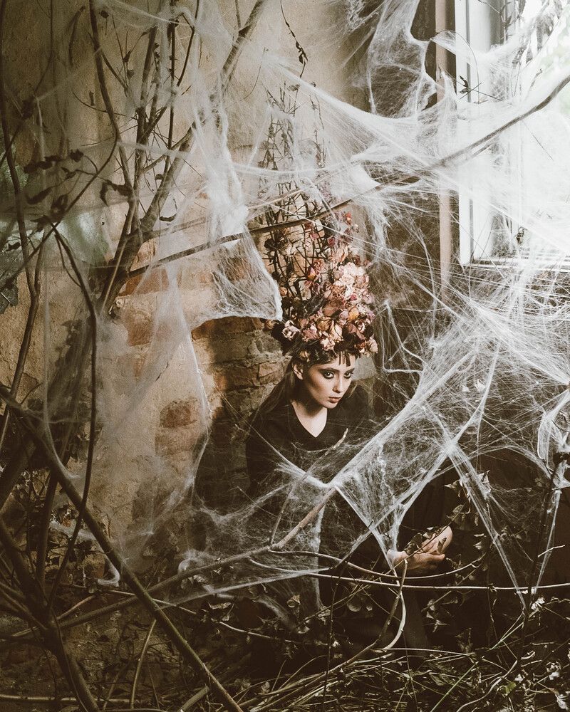 When she hit the web. She really wanted to get out, but the web did not let her go. Over time, a crown appeared that squeezed the head ... and she gradually got used to live and exist on this web ... Everyone who is born on the Web is part of it. Therefore, the fate of the universe is your fate too. Makeup Sheyanova Alexandra
@sasha.sheyanova Scenery Angelika Maralova @angelika_maralova Model Ksenia Yarovaya @stilinssskkiiiiii @afbm_models