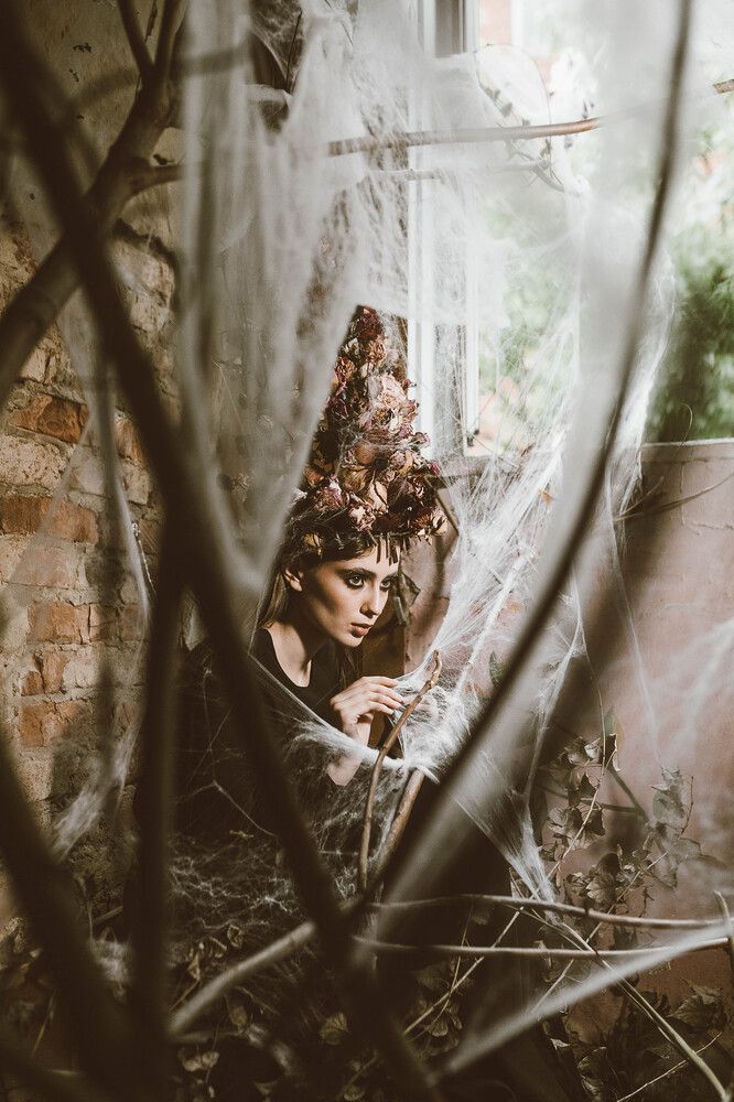 When she hit the web. She really wanted to get out, but the web did not let her go. Over time, a crown appeared that squeezed the head ... and she gradually got used to live and exist on this web ... Everyone who is born on the Web is part of it. Therefore, the fate of the universe is your fate too. Makeup Sheyanova Alexandra
@sasha.sheyanova Scenery Angelika Maralova @angelika_maralova Model Ksenia Yarovaya @stilinssskkiiiiii @afbm_models