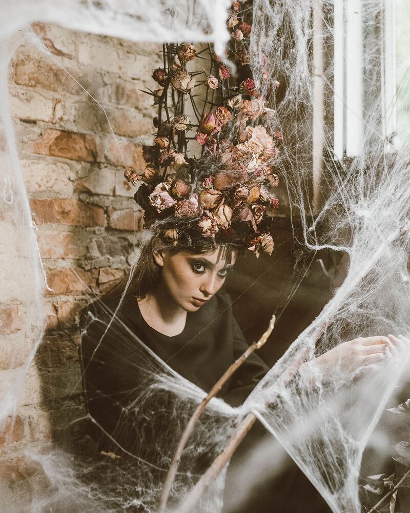 When she hit the web. She really wanted to get out, but the web did not let her go. Over time, a crown appeared that squeezed the head ... and she gradually got used to live and exist on this web ... Everyone who is born on the Web is part of it. Therefore, the fate of the universe is your fate too. Makeup Sheyanova Alexandra
@sasha.sheyanova Scenery Angelika Maralova @angelika_maralova Model Ksenia Yarovaya @stilinssskkiiiiii @afbm_models
