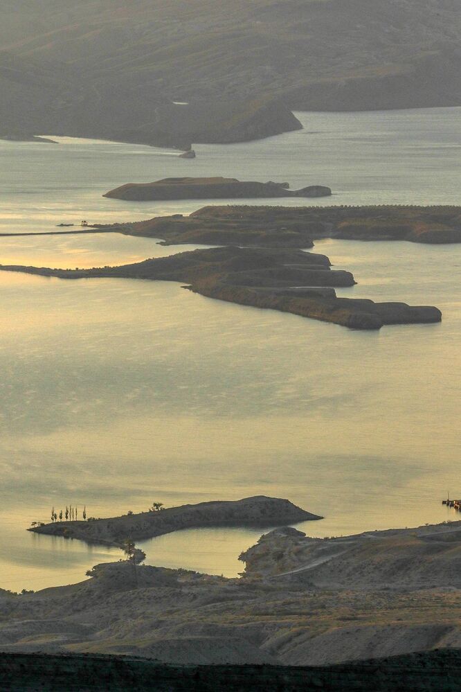 Чиркейское водохранилище на рассвете.