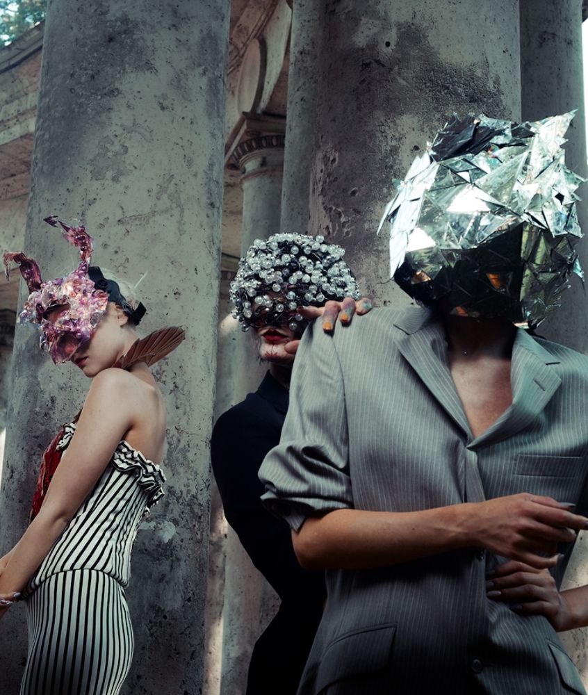 "Hidden faces"  Серия с крафтовыми масками специально для Ани Лесновой .  MD:Кристина Романова MUAH/Dress/:Аня Миркулова Mask: Ани Лесновой MD BLACK : Мария Цкирия MD SILVER : Валентина Виноградова VIDEO: Антон Гончаров