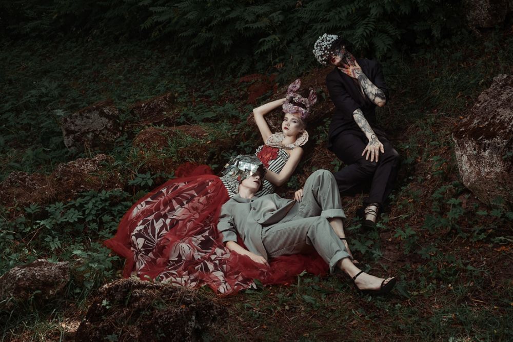 "Hidden faces"  Серия с крафтовыми масками специально для Ани Лесновой .  MD:Кристина Романова MUAH/Dress/:Аня Миркулова Mask: Ани Лесновой MD BLACK : Мария Цкирия MD SILVER : Валентина Виноградова VIDEO: Антон Гончаров