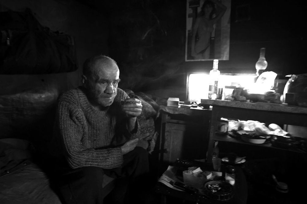 Я познакомился с ним еще в 2005 году, когда 23 февраля пришлось выехать по материалу на зимний полигон мусора. Работники свалки, те кто его видел и с ним общался, называли его Леший. Уходя после первой встречи, я бросил &mdash; "Приду в гости на следующий год". И услышал &mdash; "Доживем, увидим"...
Так и началась моя история серией фотографий про "Ненужных людей". Каждый год 23 февраля утром я приходил по знакомой уже мне тропинке с городского мусорного полигона в лес к землянке Лешего. Приносил с собой продукты и бутылку водки. Мы проводили несколько часов за разговором обо всем: о политике, ценах и, вообще, о жизни.
