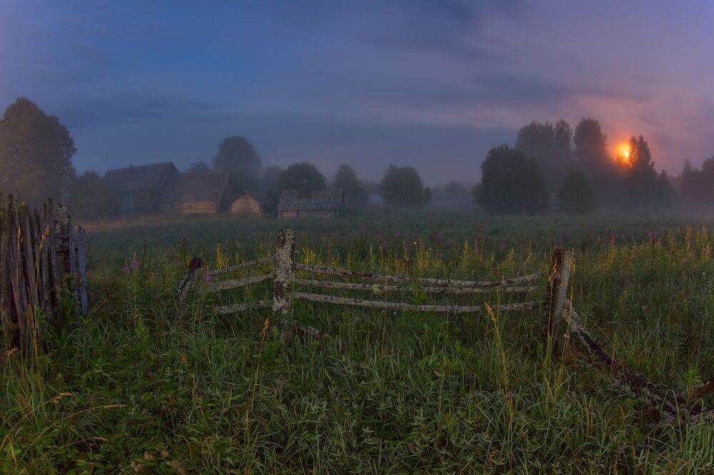 заход луны в тумане