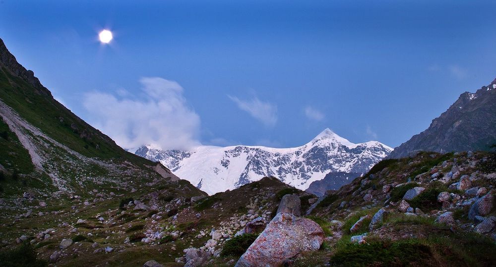 Безенгийская стена