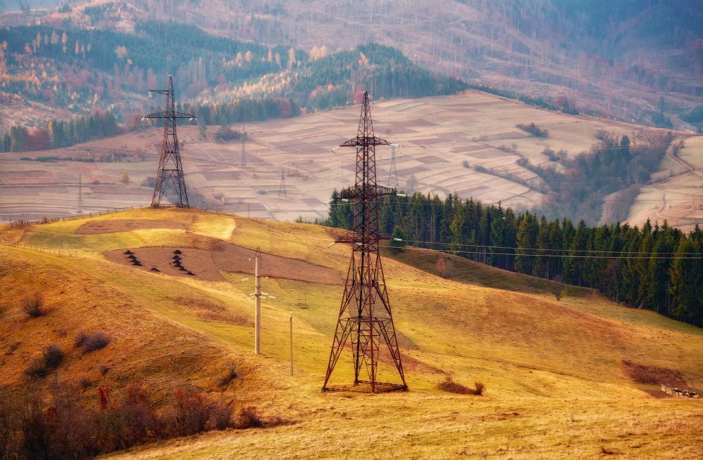Карпатские ЛЭП. Фотографию делал в честь праздника "День энергетика", так как сам являюсь инженером в этой области.