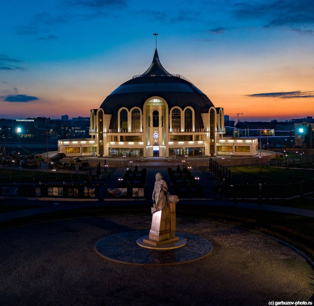 Тула. Ночь. Музей оружия
